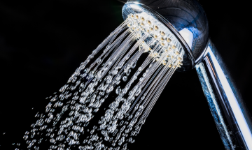 Mercenasco, cade in doccia e resta bloccato per ore: il vicino lo salva con un gesto di cuore