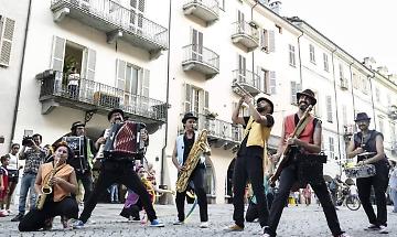 Gioved&igrave; Grasso a Ivrea: la citt&agrave; si accende con bande e spettacoli itineranti