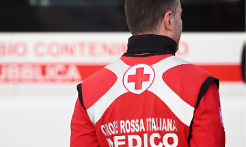 Schianto a Oglianico, auto si ribalta lungo via Salassa davanti al campo sportivo