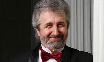 Il maestro Yuriy Yanko, direttore artistico della Filarmonica nazionale di Kharkiv, guida la resistenza culturale della città con concerti anche nei rifugi sotterranei.