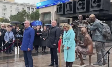 Mosca, 'Giornalisti russi': il silenzio e la lista dietro la statua