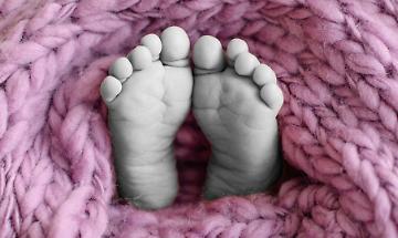 Tragedia nel Novarese, neonato ucciso dai maltrattamenti. Genitori fermati in Svizzera