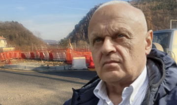 La denuncia dell&rsquo;opposizione fa rimuovere il cantiere pericoloso, mentre il Comune continua a non spiegare
