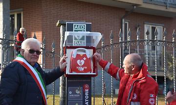 Un nuovo defibrillatore per Robassomero, la prevenzione diventa patrimonio collettivo
