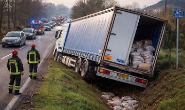 Paura sulla SP25 a Robassomero: camion fuori carreggiata, traffico in tilt