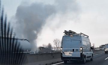 Motosega sull&rsquo;asfalto a Nichelino e auto in fiamme