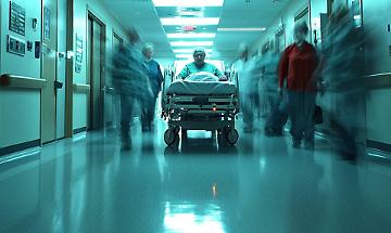 La lunga odissea di un padre che vuole solo tornare a camminare