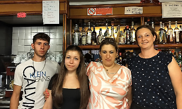 Al centro Manuela, con i figli e la collaboratrice Alessandra