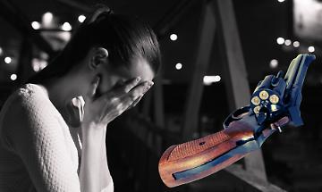 Piatti lanciati contro la figlia