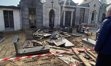 Forno Canavese, polemica sul cimitero: tombe smontate e detriti tra i vialetti durante i lavori