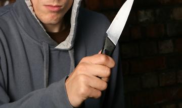 Banchette, accoltellato al fianco vicino al Divinity Caf&egrave;: ferito un 40enne