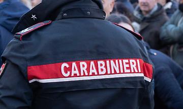 Lancia tavoli e sedie contro i clienti di un bar. Arrestato 40enne a Settimo Torinese