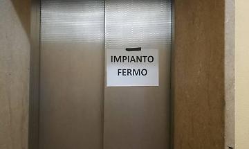 Grugliasco, ascensori ko da 5 mesi: anziani e disabili &ldquo;prigionieri&rdquo; nelle case popolari