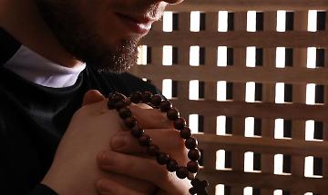 In aula lo scontro su don Paolo Bianciotto: aiuto ai bisognosi o circonvenzione?