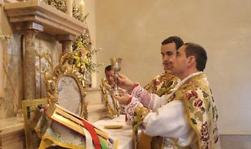 Il vescovo chiude la porta ai fedeli in processione. Chi sono "quelli" del Priorato San Carlo di Montalenghe