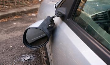 &laquo;Mi ha rotto lo specchietto&raquo;: la truffa torna a colpire, automobilisti nel mirino
