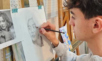 Un giovane artista all'opera