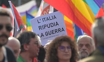 Ivrea scende in piazza contro guerra e riarmo. &ldquo;Arruolati con noi per un futuro senza guerre&rdquo;