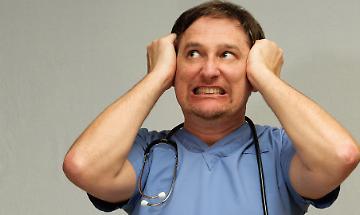 Sanit&agrave; piemontese: pi&ugrave; scrivanie che infermieri... Si sente "puzza"