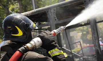 Incendio bus a Moncalieri, paura in piazza Tre Martiri: mezzo distrutto dalle fiamme