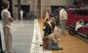 Dal pane al palcoscenico: studenti dell'Enaip alle prove dei Vangeli con Vacis e PoEM