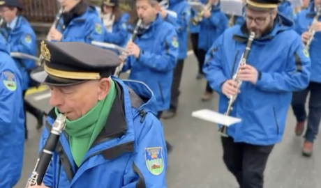 La Filarmonica di Traves in sfilata