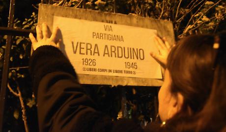 Fermate per ore al freddo a Torino: denunciate le attiviste che avevano scritto i nomi delle partigiane (VIDEO)