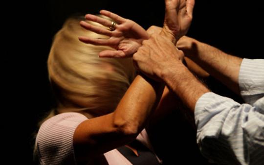 Tentò di sgozzare l'ex fidanzata per strada: condannato a sei anni