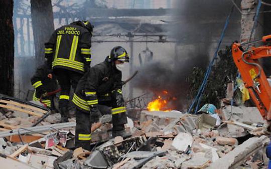 CAVOUR. A fuoco il tetto di un'azienda agricola