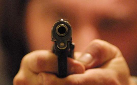 BRUINO. Gli puntano pistola e prendono orologio e valigia con 8ml euro