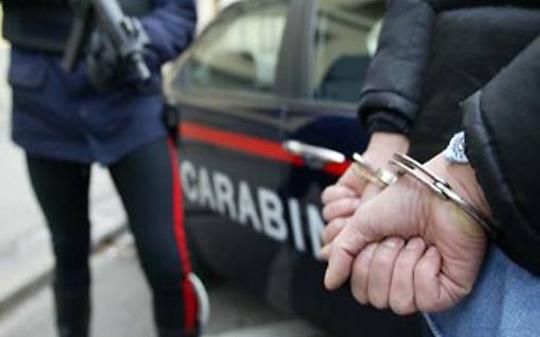ALMESE. Ruba casco della sorella per acquistare la droga, arrestato