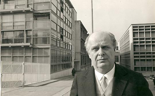Ivrea si dimentica di Adriano Olivetti, per lui solo un cuscinetto al cimitero