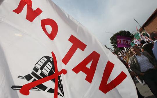 No Tav, dieci condanne per il "palo" che ferì il questore. Tensioni e polemiche su Chiomonte
