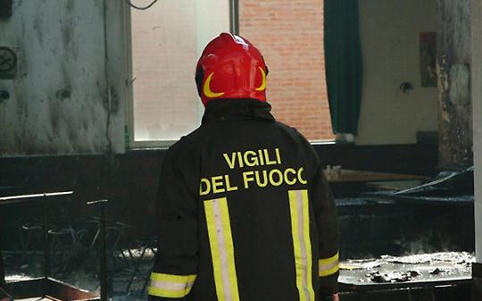 LA LOGGIA. Fiamme in capannone Torino, spenti ultimi focolai