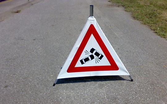 CASELETTE. Moto tampona auto, muore donna