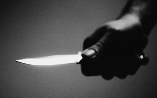 COAZZE. Lite per fidanzata, bastonata madre e coltello contro padre