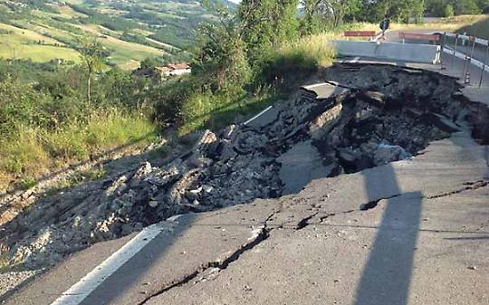 COAZZE. Il maltempo causa uno smottamento in Val Sangone