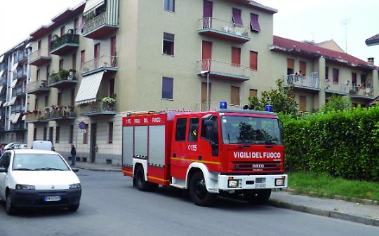 VINOVO. Incendio doloso distrugge compattatori di rifiuti 