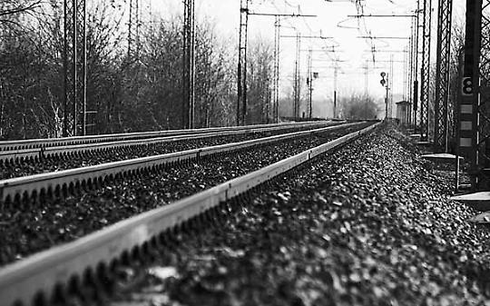 Uomo travolto dal treno, disagi sulla rete ferroviaria