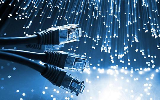 LAMPORO. Semaforo acceso tutta la notte e “copertura” della fibra ottica