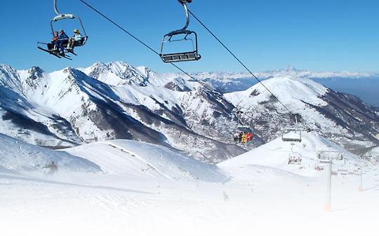 SAUZE D'OULX. Cibi scaduti sulle piste da sci, sequestrati 70 chili carne