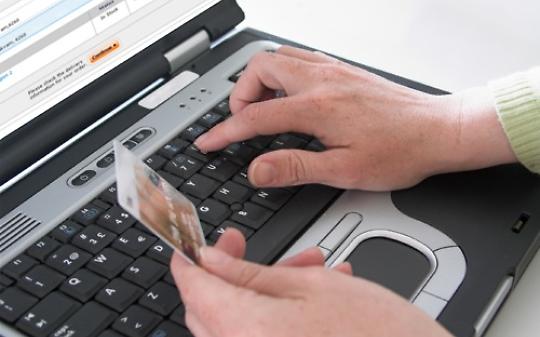 Le avevano affidato 10 milioni di euro ma era una truffa: indagata una broker canavesana