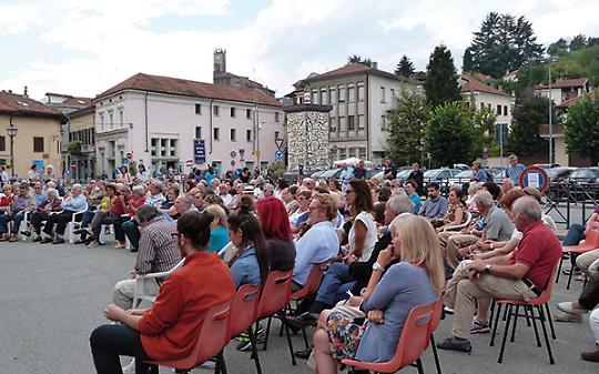 CASTELLAMONTE. Un esercito di 400 golosi e piatti tipici per  salutare la ceramica