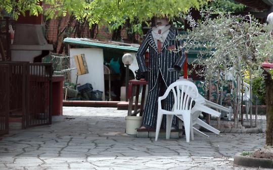 Il cortile della villa confiscata di Rocco Schirripa