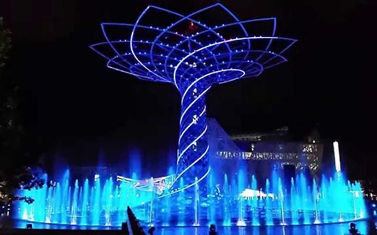MILANO. L'albero della vita si accende per l'ultima volta