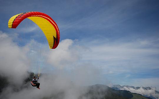 Cade col parapendio a Brosso