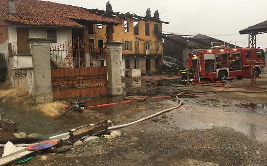 CICONIO. Incendio fienile, pompieri al lavoro da ore