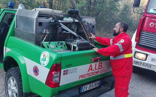 In fiamme il sentiero del Gallo, l'Aib scongiura il peggio