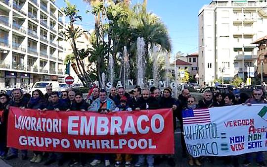 RIVA DI CHIERI. Embraco: lavoratori incatenati davanti alla sede Whirpool a Pero