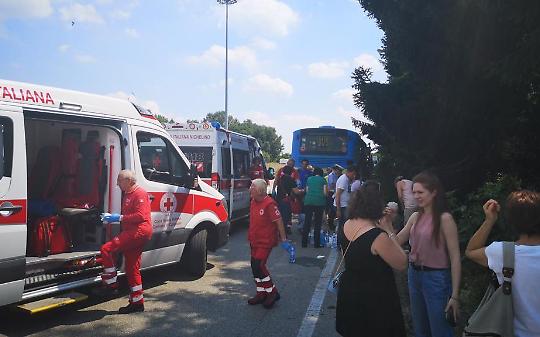 LA LOGGIA. Incidenti stradali: camion contro pullman, una decina i feriti